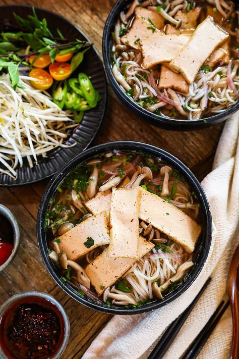 Essen, Pho At Home, Veggie Meal Plan, Vegan Pho Recipe, Vegetarian Pho, Vegan Pho, Chili Oil Recipe, Veggie Plate, Saigon Cinnamon