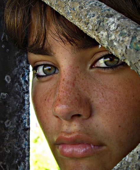 Freckled woman eyes of the world (people, portrait, beautiful, photo, picture, amazing, photography): Amazing Eyes, Beautiful Freckles, Freckle Face, People Of The World, Interesting Faces, 인물 사진, Too Faced, Cool Eyes, 그림 그리기