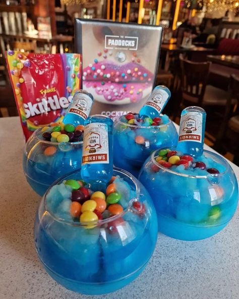 Jolly Rancher Alcoholic Drinks, Neon Alcoholic Drinks, Alcohol Drinks With Candy, Alcoholic Drinks Slushies, Candy Mixed Drinks, Birthday Party Alcohol Ideas, Slushie Alcohol Drinks, Candy Drinks Nonalcoholic, Alcohol Themed Party