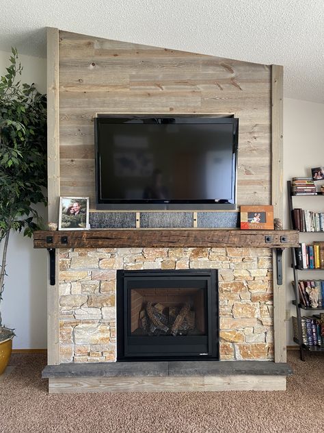 Barn Fireplace, Barnwood Fireplace, Farmhouse Fireplaces, Farmhouse Hearth, Cottage Basement, Corner Fireplace Living Room, Fireplace Modern Design, Fireplace Accent Walls, Reclaimed Wood Fireplace