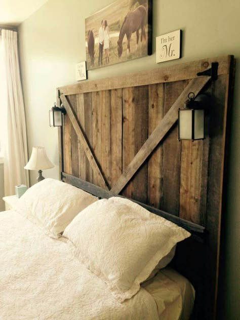 Barn Door Headboard, Headboard Plan, Rustic Wood Headboard, Pallet Headboard Diy, Diy Wood Headboard, Farmhouse Headboard, Door Headboard, Old Barn Doors, Pallet Headboard