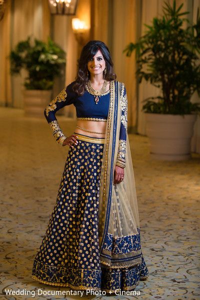 Portraits http://www.maharaniweddings.com/gallery/photo/34948 @vijayrakhra Blue And Gold Lengha, Plain Lengha, Gold Lengha, Wedding Musts, Photo Cinema, Indian Wedding Outfit, Navy Blue And Gold, Indian Bridal Hairstyles, Patiala Salwar