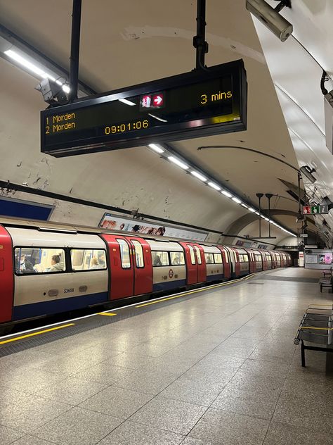 Classy London Aesthetic, London Subway Aesthetic, Melique Street, London Underground Aesthetic, Underground Train Station, Underground Aesthetic, Underground London, London Underground Train, Underground Train