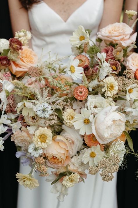 This summer wedding had stunning neutral flowers with simple pops of color! | Photography: Magic Arrow Photography Magic Arrow, Bridal Bouquet Ideas, Neutral Flowers, Arrow Photography, Massachusetts Wedding Venues, Wedding Floral Arrangements, Neutral Wedding Flowers, Summer Wedding Bouquets, Bridal Bouquet Fall