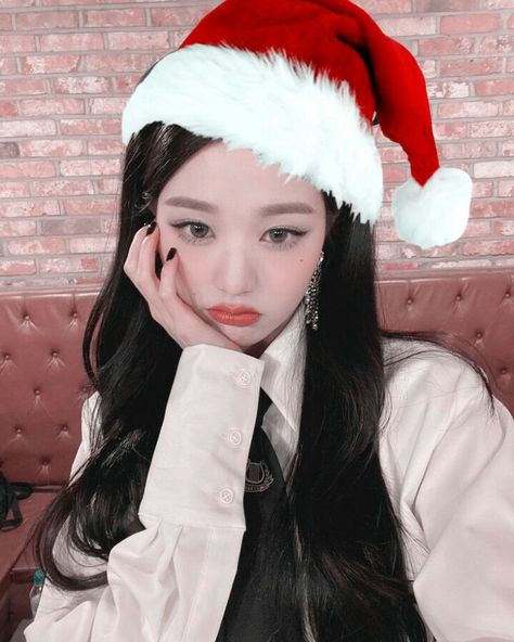 Wonyoung Selca, Christmas Kpop, Izone Wonyoung, Christmas Pfp, Winter Pins, Christmas Icons, Icons Kpop, White Wallpaper, Winter White