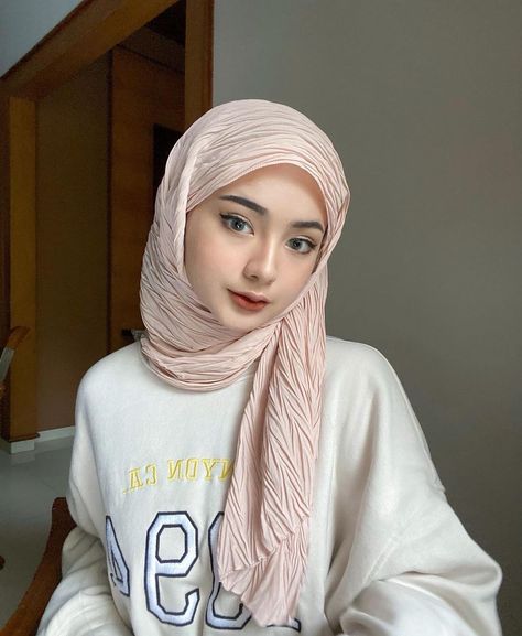 Style Kondangan Hijab, Style Kondangan, Selfie Hijab, Pose Mode, Ootd Hijab Casual, Girls Hijab, Pakaian Feminin, Hijab Fashion Inspiration, Cute Selfies Poses