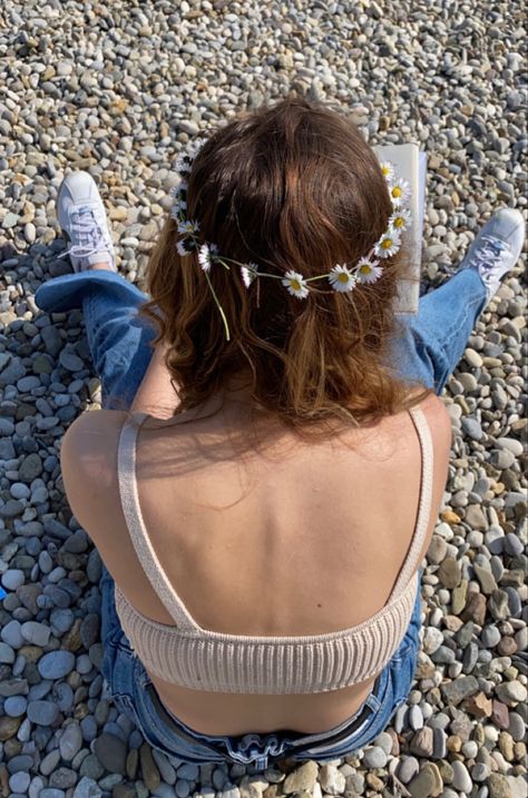 Daisy Flower Photoshoot, Daisy Crown Aesthetic, Flower Crown Daisy, Daisy Core Aesthetic, Flower Crown Outfit, Flower Crown Aesthetic, Sophia Aesthetic, Daisy Core, Flower Child Aesthetic