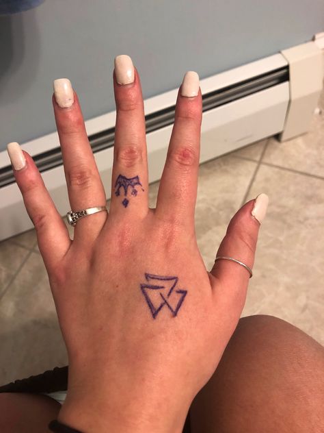 Cute temporary pen tattoo Gel Pen Tattoo Ideas, Hand Tattoo With Pen, Pen Tatoos Ideas, Easy Hand Tattoos With Pen, Pen Tattoo Ideas, Tattoo With Pen, Homemade Tattoo, Easy Tattoos To Draw, Hand Tatto