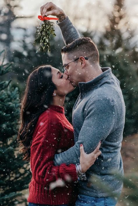 Poses For Couples Christmas Photoshoot, First Christmas Married Photoshoot, Cute Couple Christmas Photoshoot, Christmas Pics Couples, Christmas Cards Photo Ideas Couple, Holiday Photo Ideas For Couples, Seasonal Couple Pictures, Christmas Family Photo Shoot Ideas, Couple’s Christmas Pictures