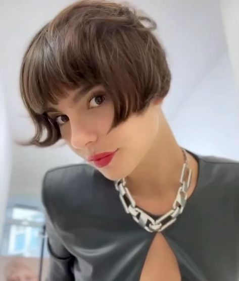 Very Short French Bob, Super Short French Bob, Mini French Bob, Really Short Bob Hairstyles, Amelie Haircut, Mini Bob Haircut, Really Short Bob, Super Short Bob, Micro Bob