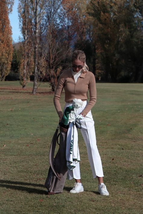 Mastering Spring Golf Layering with Katha: Style, Versatility, and Per Vintage Womens Golf Fashion, Womens Fall Golf Attire Cold Weather, Elegant Golf Outfit, Womens Golf Outfit Ideas, Ladies Golf Outfits Winter, Women’s Golf Outfit Aesthetic, Hijabi Golf Outfit, Golf Girl Outfit Aesthetic, Cool Golf Outfits For Women