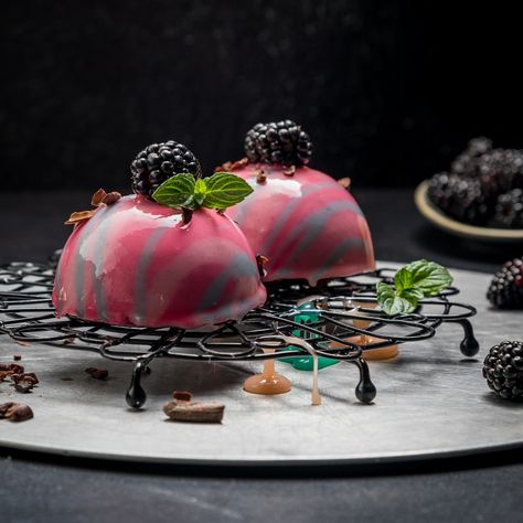 Echte Hingucker: Spiegelglatt verzierte Törtchen mit einer Füllung aus Beeren und Joghurt. So bereiten Sie die süße Köstlichkeit mit schicker Mirror-Glaze-Optik zu! Baking Bad, Mirror Glaze Cake, Mirror Cake, Mirror Glaze, Cake Lover, Cake Cookies, Quick Easy Meals, Cake Pops, Cupcake Cakes