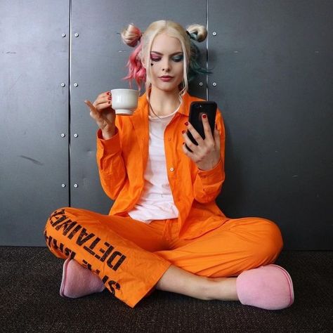 harley quinn. Harley Quinn Costume Diy, Harley Quinn Disfraz, Laura Gilbert, Comicon Costume, Prison Outfit, Harley Quinn Halloween Costume, Prisoner Costume, Harley Quinn Halloween, Harley Quinn Costume