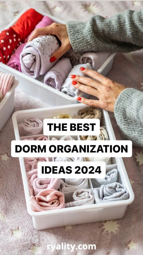 Coming from a college sophomore, these storage dorm organization ideas are so good! They'll help you keep your dorm really organized and tidy Dorm Organization Hacks, Dorm Organization Ideas, Dorm Room Organization Storage, College Dorm Room Organization, Dorm Packing, Dorm Room Kitchen, First Apartment Tips, Closet Room Organizer, Dorm Hacks