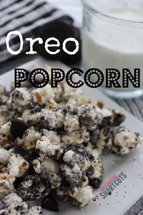 Oreo Popcorn, Flavored Popcorn, Gourmet Popcorn, Popcorn Recipes, Cookies N Cream Cookies, Läcker Mat, Yummy Sweets, Snack Mix, Oreo Cookies