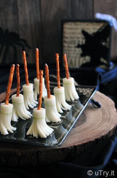 Check out How to Make Witch's Broom Cheese Snacks with step-by-step video tutorial--a fun and healthy Halloween savory treat for everyone! http://uTry.it Healthy Spooky Snacks, Halloween Savory Party Food, Savory Halloween Food For Party, Snack Halloween, Halloween Appetizers Easy, Halloween Tea Party, Easy Halloween Snacks, Healthy Cheese, Halloween Party Appetizers