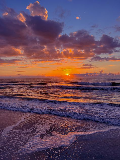 Beautiful sunset at Clearwater Beach, Florida. Beach Sunset Florida, Clearwater Florida Aesthetic, Tampa Sunset, Florida Wallpaper, Pretty Skys, Beautiful Beach Sunset, Fl Beaches, Clearwater Beach Florida, Florida Sunset