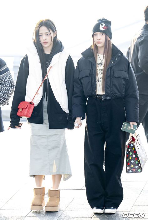 Kpop Idol Winter Fashion, Seulgi Winter Outfit, Newjeans Winter Outfit, Kpop Idol Winter Outfit, Uggs Tasman, Amsterdam Outfit, Outfit With Uggs, Uggs Outfits, Cute Thanksgiving Outfits