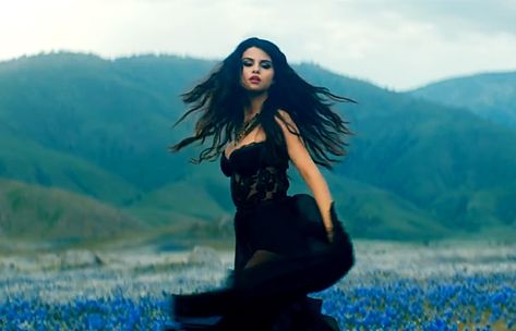 Look at this flawlessness! You go Selena. Selena Gomez Come And Get It Dress, Selena Gomez Come And Get It, Selena Style, Food Quizzes, Selena Gomez Music, Selena Gomez Album, Playboy Logo, Selena Gomez Outfits, Flowy Dress Long