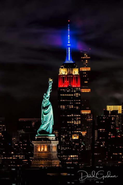 New York Statue Of Liberty Aesthetic, Statue Of Liberty Aesthetic, Liberty Wallpaper, New York Statue Of Liberty, 4th Of July Images, New York Statue, Eiffel Tower At Night, New York City Vacation, New York Wallpaper