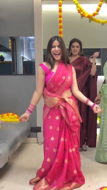 Pink Saree Look Indian Weddings, Trendy Indian Outfits Weddings, Khan Blouse Design, Chammak Challo Dance, Pink Saree Look, Dance In Saree, Dance Saree, Reel Covers Instagram, Chammak Challo