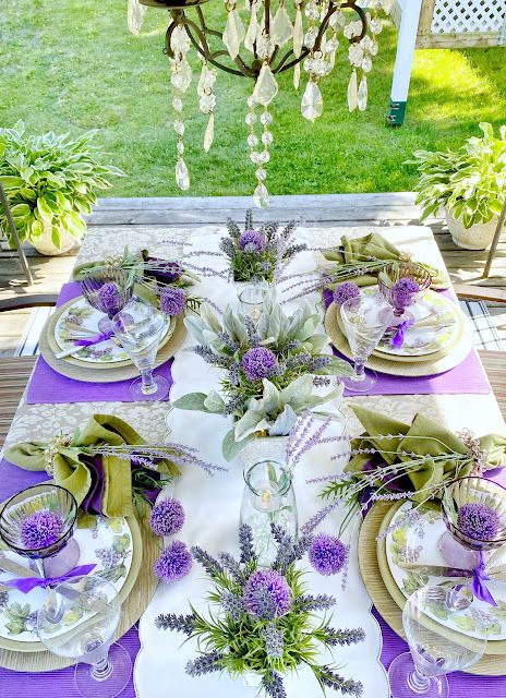 Dining Delight: Lavender & Allium Outdoor Summer Tablescape Purple Table Settings, Dinner Table Set Up, Beautiful Napkin Folding, Spring Table Settings, Summer Tablescapes, Purple Table, Purple Rooms, Table Setting Decor, Dinner Table Setting