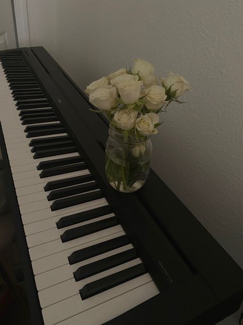 #piano #roses Ecrin Core, + Core + Aesthetic, Birthday Photoshoot, Classical Music, White Roses, Piano, Roses, Birthday, Music