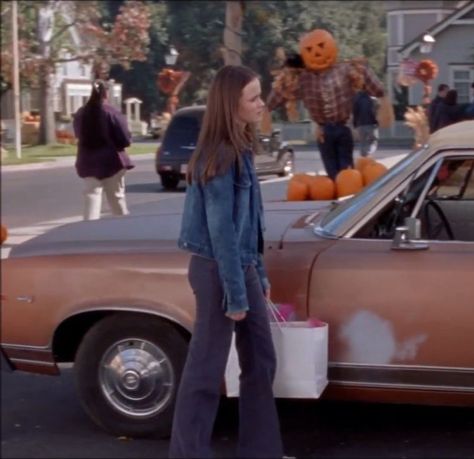 Rory Gilmore Fall Aesthetic, Stars Hollow Fall, Gilmore Girls Fall Aesthetic, Rory Gilmore Outfits, Rory Gilmore Fall, Gilmore Girls Autumn, Fall Aesthetic Pictures, Gilmore Girls Fall, Gilmore Aesthetic