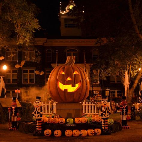 A real "Halloweentown" exists in St. Helens, Oregon. Halloween City, Image Halloween, Casa Halloween, Carved Pumpkin, Season Of The Witch, Halloween Event, Halloween Backgrounds, Pumpkin Faces, Halloween Movies