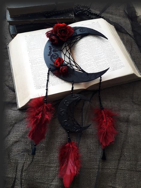 Goth Wall Decor, Atrapasueños Diy, Dream Catcher Decor, Black Dream Catcher, Moody Decor, Dream Catcher Craft, Chill Room, Moon Black, Dark Home Decor