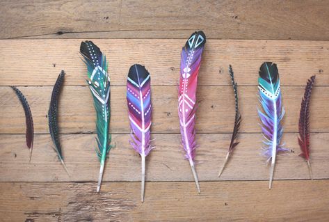 diy-painted-feathers-l Diy Fotokabine, Feather Garland, Painted Feathers, Feather Diy, Diy Boho Decor, Feather Painting, Feather Crafts, Feather Art, Easy Craft Projects