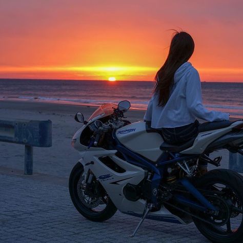 Motorcycle Girl Aesthetic, Xe Ducati, Balap Motor, Biker Photoshoot, Bike Aesthetic, Biker Aesthetic, Motorcycle Aesthetic, Female Biker, Bike Photoshoot