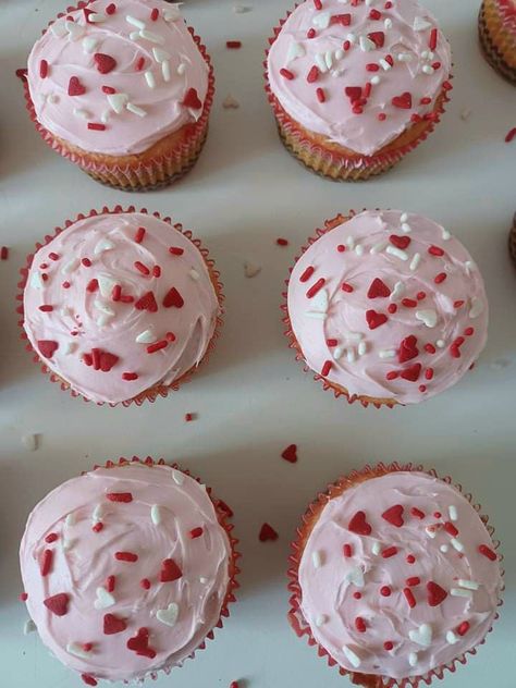 Pink Heart Cupcakes, The Problem With Forever, Valentines Baking, Jennifer L Armentrout, Valentines Cupcakes, Cute Baking, Pub Food, Birthday Food, Baking Cupcakes