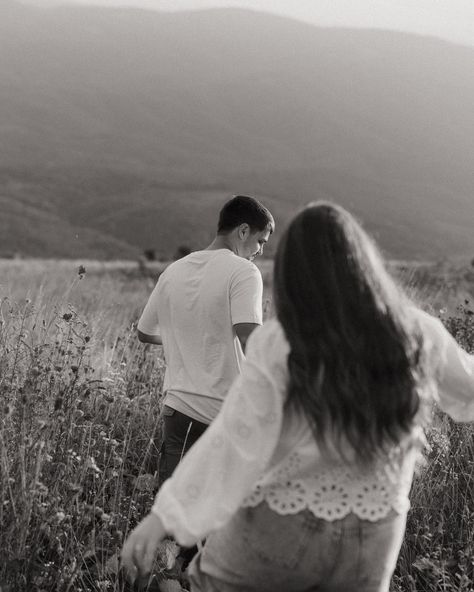 Natalie & Hayden in the first frame is how getting pics done in the mountains makes ya feel!!!!!! Regal Engagement Photos, Ethereal Engagement Photos, Couple Shoot Beach, Beach Couple Photoshoot Ideas, Moody Couple Photoshoot, Couples Photoshoot Beach, Spring Couples Photoshoot, Casual Couples Photoshoot, Engagement Photo Shoot Beach