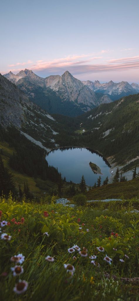 Colorado Mountains Wallpaper, Aesthetic Outdoors Wallpaper, Iphone Wallpaper Outdoors, Background Mountain Nature, Alaska Mountains Photography, Wallpaper Long Screen, Vancouver Aesthetic Wallpaper, Outdoorsy Aesthetic Wallpaper, Mountain City Aesthetic