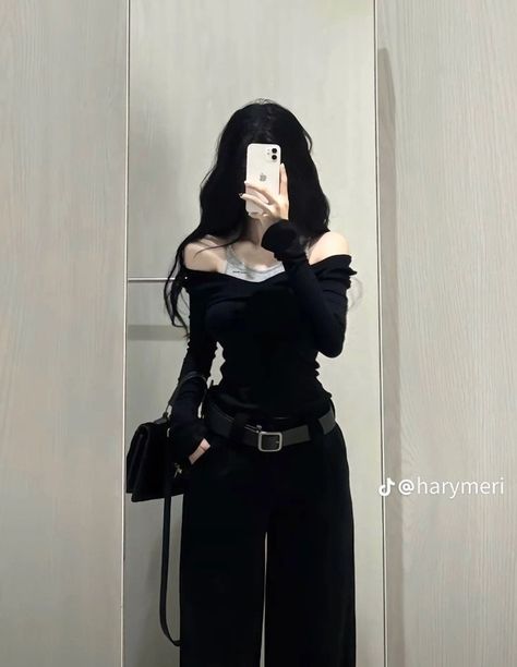 Chopstick Legs Outfit, Aesthetic Black Outfits Korean, Cool All Black Outfits, Korean Shoulders, Korean Black Outfit, Concept Clothing, Korean Casual Outfits, Rose Style, Asian Outfits