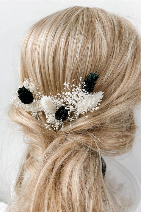 Dried flower hair pins for Black and White wedding theme. Floral Bridal Hair Accessories, Floral Bridal Hair, Accessories Dark, Black And White Wedding Theme, Dried Flowers Wedding, Flower Hair Pins, White Wedding Theme, Baby Breath, Black White Wedding