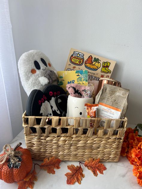 WHATS INCLUDED IN A BOO BASKET - The book of your choice or a mystery book based on your favorite genre  - ghost mug/halloween mug  - coloring book -bookmark -treats -pumpkin spice or hot cocoa or coffee -slippers or another cozy item -blanket or another cozy item  -candle -fuzzy socks  -plushie   perfect gift for fall/spooky season Book Boo Basket, What To Put In Baskets For Decor Bedroom, Boo Basket For Mom, Boo Baskets For Teens, Mini Boo Baskets, Boo Basket For Girlfriend, Baby Boo Basket, Mens Boo Basket, Boo Baskets For Kids