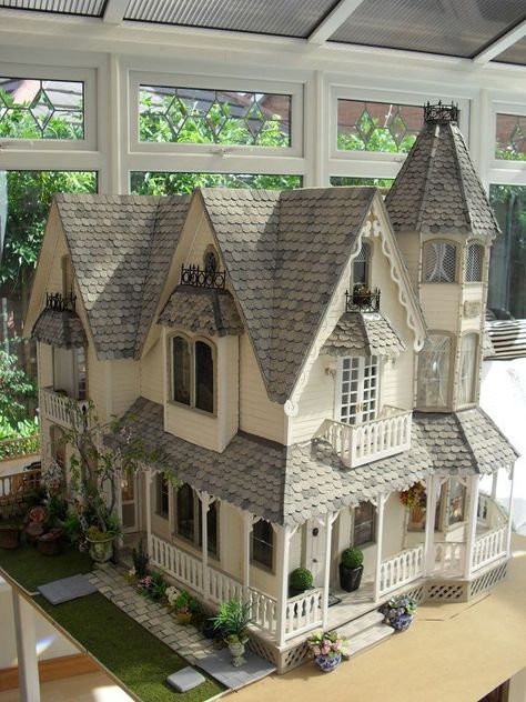 تصميم للمنزل العصري, Doll House Plans, Casa Vintage, Victorian Dollhouse, Victorian Dolls, Miniature Rooms, Miniature Houses, Miniature House, Sims House