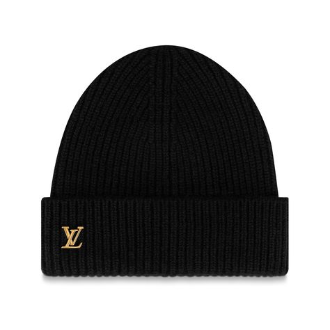 The ribbed lv spark beanie features a classic construction finished with a polished hardware accent. A turn-up brim enhances the casual aesthetic, while lv initials in gleaming hardware add a distinguished house detail. This pure cashmere piece is offered in a range of timeless colours for versatile wear. Prada Beanie, Lv Beanie, Louis Vuitton Beanie, Lv Hat, Ysl Clothes, Louis Vuitton Clothes, Louis Vuitton Hat, Beanie Black, Gucci Outfits