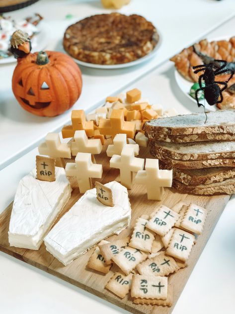 Plateau de fromage Halloween. Cheese plate. Recipe Halloween. #halloweenappetizerideas Halloween Cheese, Veselý Halloween, Plat Halloween, Menu Halloween, Halloween Buffet, Recetas Halloween, Bolo Halloween, Halloween Fest, James 5