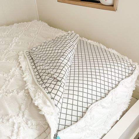 Beddy's - The Zipper Bedding That Makes Itself In One Easy Step — The Simply Distressed Rv Zipper Bedding, Diy Beddys, Day Bed Trundle, Bed Day, Room Wishlist, Camper Beds, Zipper Bedding, Huge Houses, Studio Apt