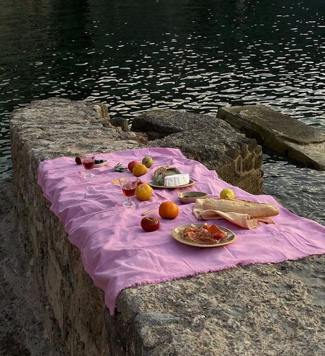 Afternoon picnic with our beach blanket in Magenta which is back in stock 🍸 | Instagram Juan Les Pins, Supper Club, Italian Summer, Us Beaches, A Picnic, Summer Feeling, Jolie Photo, American Beauty, Summer Dream