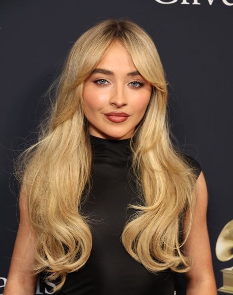 From foundation to lip gloss, every product Sabrina Carpenter wore to the Grammys. Grammys Party, Gala Makeup, Sabrina Carpenter Album, Blonde Halloween Costume, Selena Gomez Music, Tv Wall Decor Ideas, Sabrina Carpenter Style, Sabrina Carpenter Outfits, Grammy Party