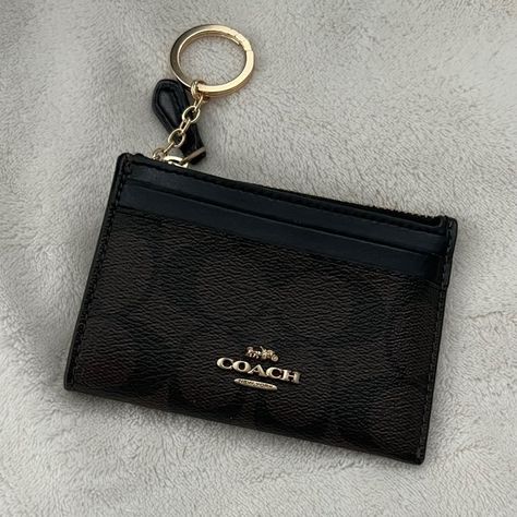 Coach Key Chain Wallet Coach Keychain Wallet Aesthetic, Small Keychain Wallet, Small Coach Wallet, Coach Wallet Keychain, Black Coach Wallet, Coach Wallet Aesthetic, Wallet Keychain Ideas, Keychain With Wallet, Coach Keychain Wallet