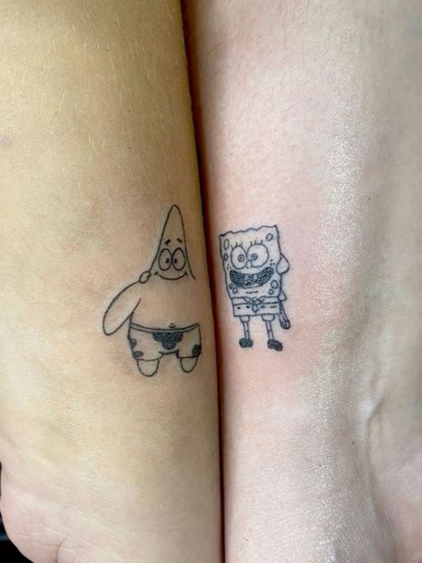 Spongebob And Patrick Tattoo Small, Spongebob Tattoo Ideas Friends, Spongebob And Patrick Tattoo Ideas, Duo Anime Tattoos Ideas, Spongebob Couple Tattoo, Spongebob Sibling Tattoo, Tattoo Ideas For Male And Female Friends, Spongebob And Patrick Tattoo Matching, Spongebob Friend Tattoos