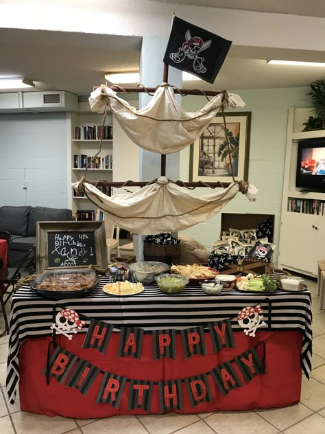 Pirate Birthday Party Backdrop, Pirate Table Decorations, Pirate Food Ideas For Adults, Table Pirate, Pirate Decorations Diy, Pirate Wreath, Pirate Food, Pirate Themed Birthday Party, Pirate Wedding