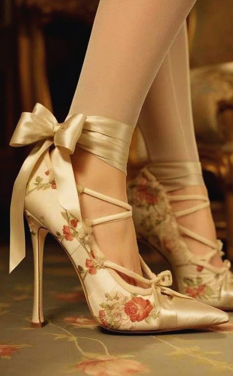 Pretty Heels, Dr Shoes, Cute Shoes Heels, Shoes Heels Classy, Heels Classy, Fancy Shoes, Girly Shoes, Aesthetic Shoes, Mode Inspo