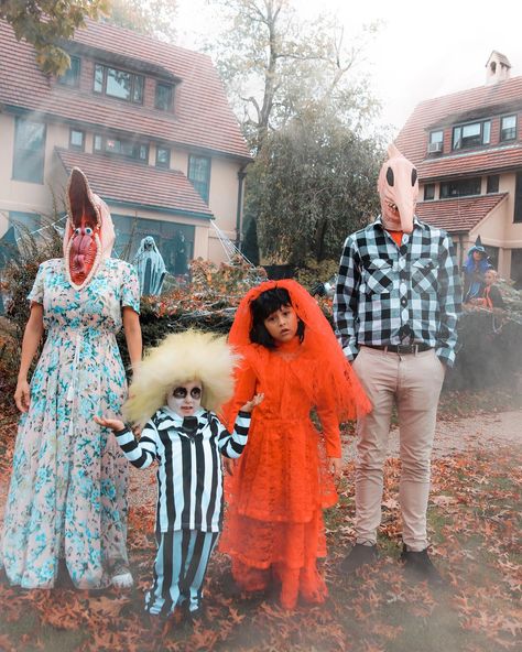 Costume Ideas From Movies, Matching Family Halloween Costumes, Beetlejuice Halloween Costume, Family Halloween Costume Ideas, Halloween Beetlejuice, Family Themed Halloween Costumes, Costume Family, Beetlejuice Costume, Family Halloween Costume