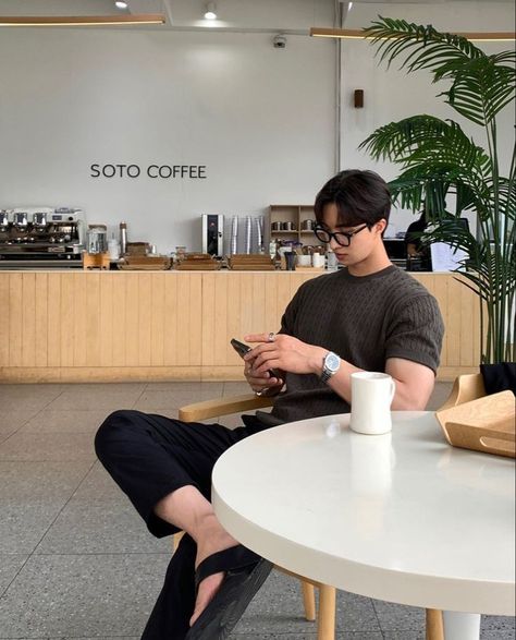 Korean Street Fashion Men, Man Cafe, Asian Men Fashion, Minimalist Fashion Men, Mens Photoshoot Poses, Coffee Shop Aesthetic, Portrait Photography Men, Men Photoshoot, Outfits Hombre